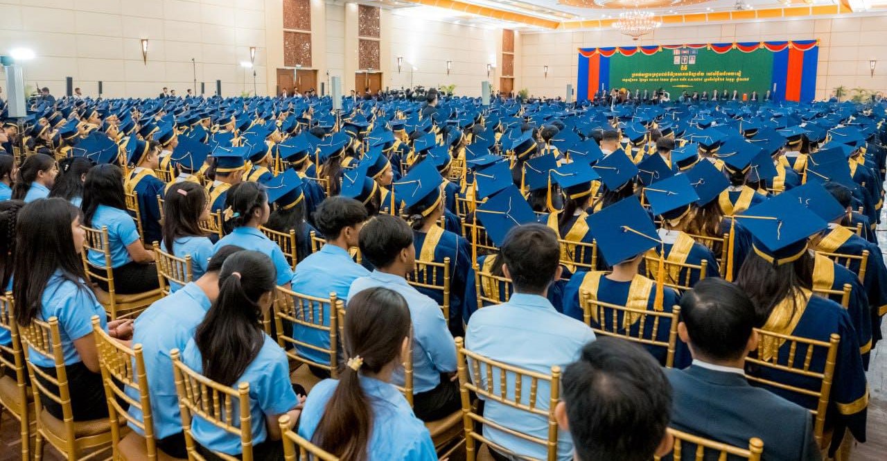 ពិធីចែកសញ្ញាបត្រដល់និស្សិតនៃសាកលវិទ្យាល័យ South-East Asia (USEA) នៅសៀមរាប កាលពីថ្ងៃទី២៥ ខែកុម្ភៈ ឆ្នាំ២០២៥ ដោយមានការចូលរួមជាអធិបតីពីសំណាក់សម្តេចនាយករដ្ឋមន្រ្តី ហ៊ុន ម៉ាណែត។&nbsp;