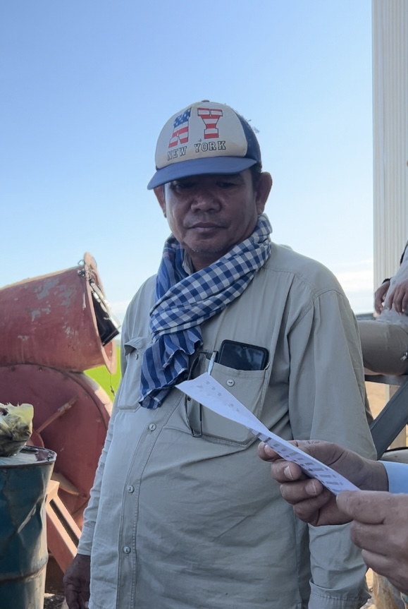 លោក ឡាង សារូ ពេលយកលិខិតបង្គាប់ការ មកហាមឃាត់ម្ចាស់ស្ថានីយបូមទឹកព្រះស្នែង