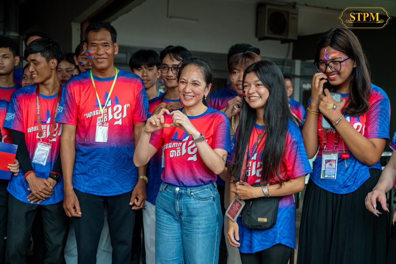 លោកជំទាវបណ្ឌិត ពេជ ចន្ទមុន្នី ហ៊ុន ម៉ាណែត អញ្ជើញចូលរួមក្នុងកម្មវិធី តស់!យើងរួមគ្នាច្រៀងចម្រៀងជាតិ ដើម្បីគាំទ្រដល់វីរកងទ័ពជួរមុខ។