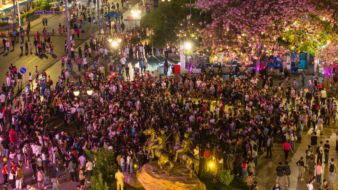 ពលរដ្ឋ និងទេសចរបរទេស បានទៅដើរកម្សាន្តនៅផ្លូវថ្មើរជើង មុខព្រះបរមរាជវាំង។ រូបភាពពី សម្ដេចធិបតី ហ៊ុយនប