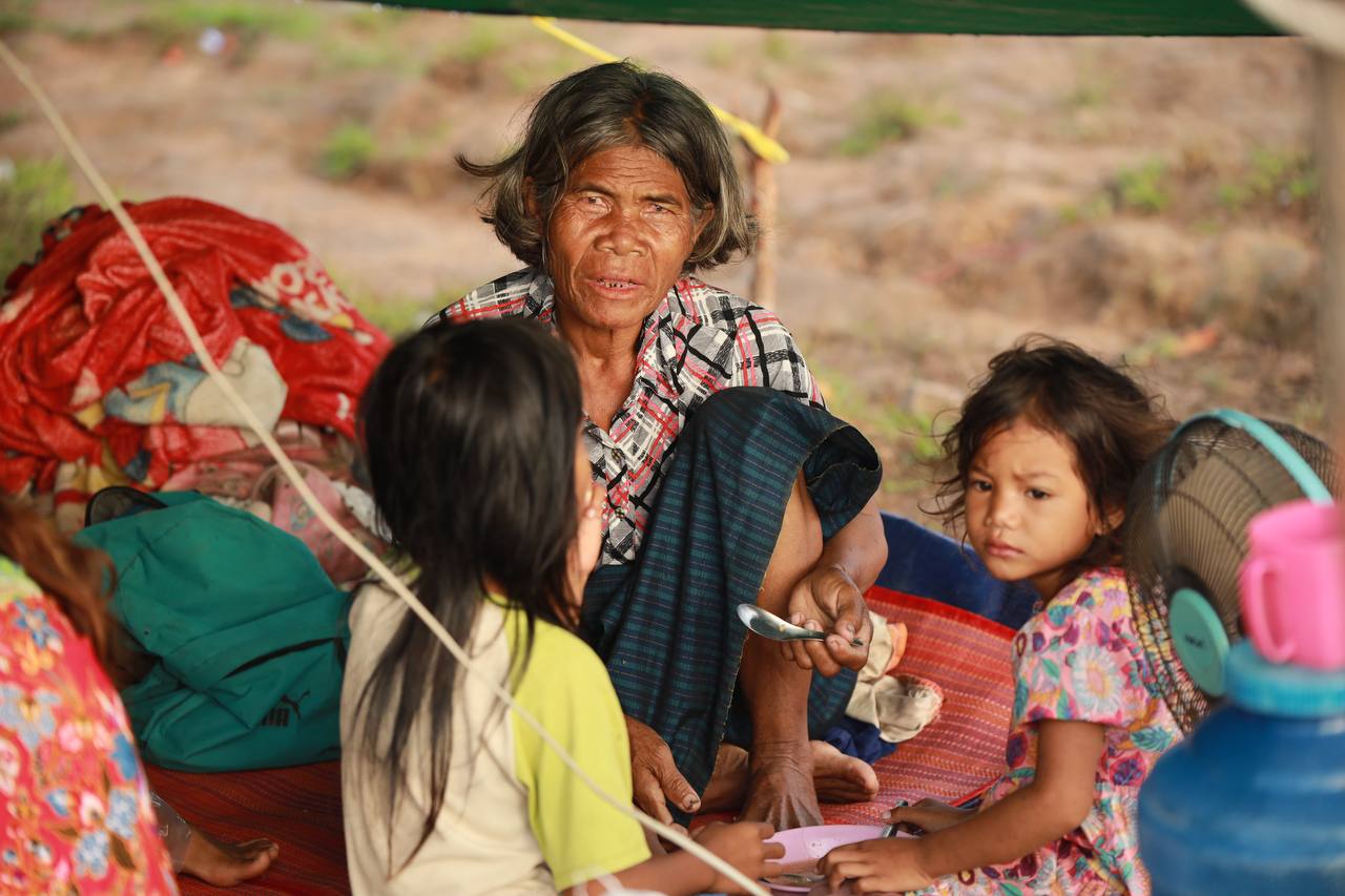 ពលរដ្ឋរងគ្រោះតាមបណ្តោយព្រំដែនកម្ពុជា-ថែ កំពុងភៀសសឹកនៅជំរំសុវត្ថិភាព។ ប្រភព៖មន្ទីរព័ត៌មានខេត្តព្រះវិហារ៕