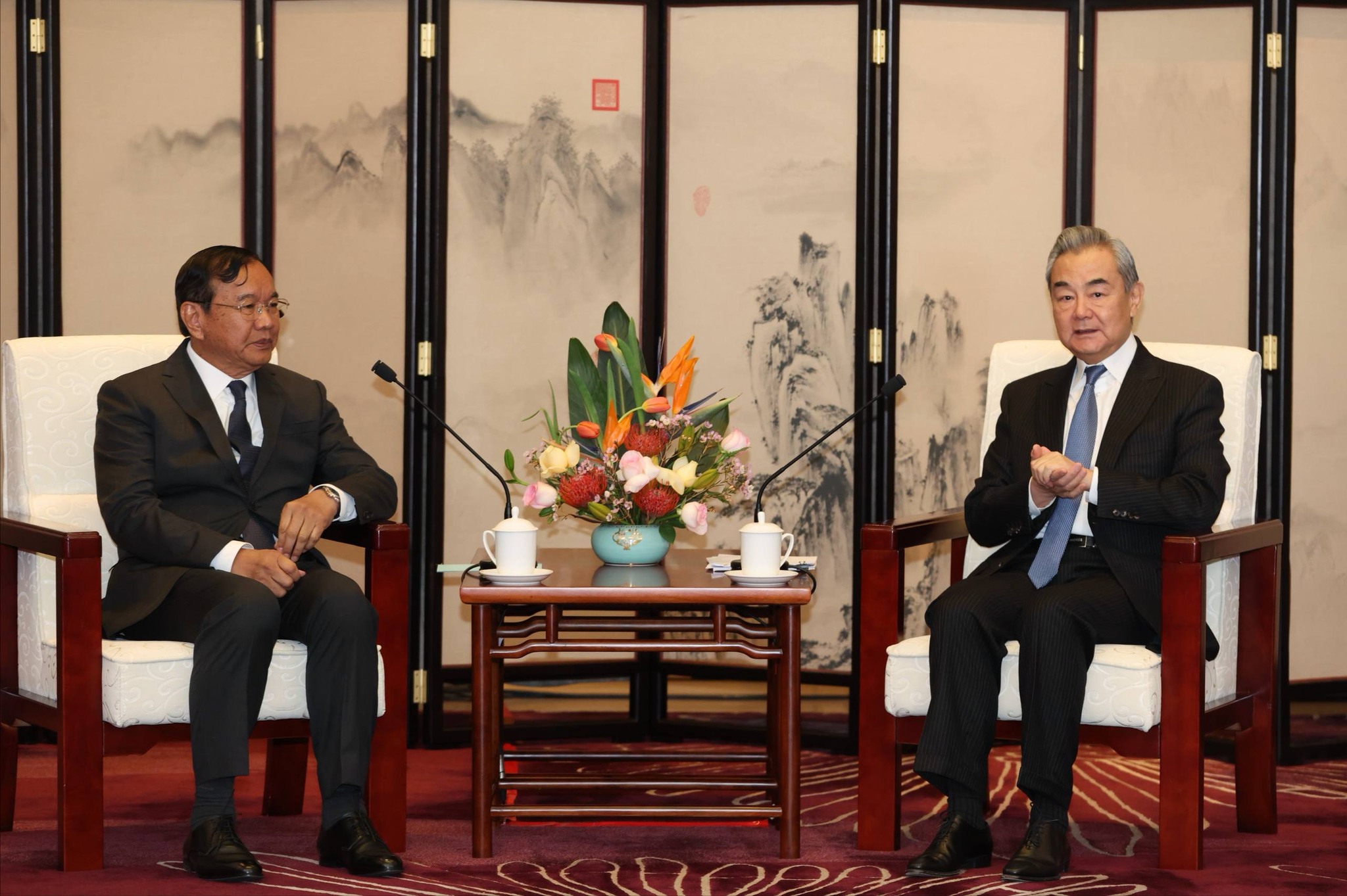 លោកឧបនាយករដ្ឋមន្រ្តី ប្រាក់ សុខុន រដ្ឋមន្រ្តីការបរទេសកម្ពុជា និងលោក វ៉ាង យី រដ្ឋមន្ត្រីការបរទេសចិន&nbsp;ជួបពិភាក្សាការងារទ្វេភាគីនៅប្រទេសចិនកាលពីថ្ងៃទី២៨ ខែធ្នូ ឆ្នាំ២០២៥