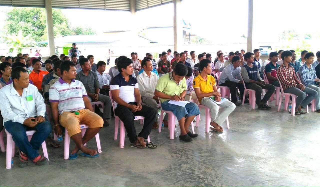 អ្នកបើករថយន្តដឹកកម្មករ-កម្មការិនី ចូលរួមក្នុងកម្មពិធីអប់រំច្បាប់ចរាចរណ៍ផ្លូវគោក នាពេលកន្លងមក។