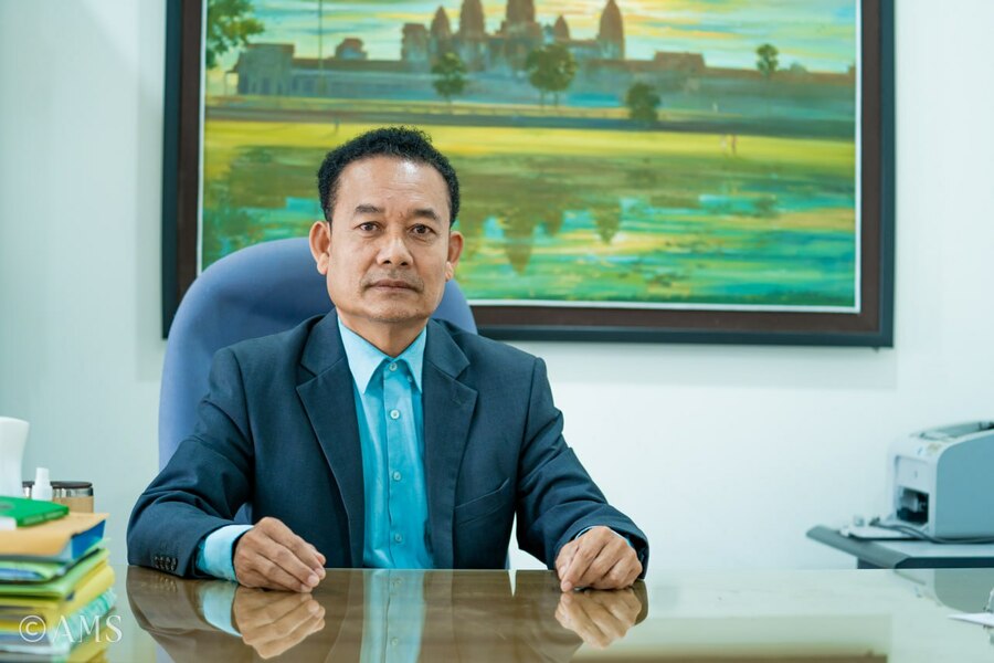 លោកបណ្ឌិត ឈត ប៊ុនថង អ្នកជំនាញទស្សនវិជ្ជា នៃរាជបណ្ឌិត្យសភាកម្ពុជា