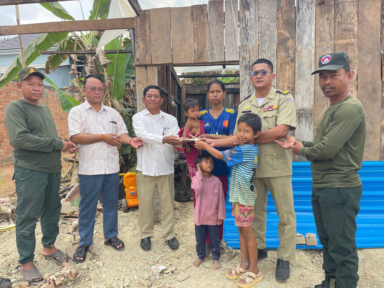 លោកវរសេនីយ៍ត្រី ហង់ ឡែម កៀគរសប្បុរសជននាំយកអំណោយមកជូនអ្នកស្រី ឈាង នឿន