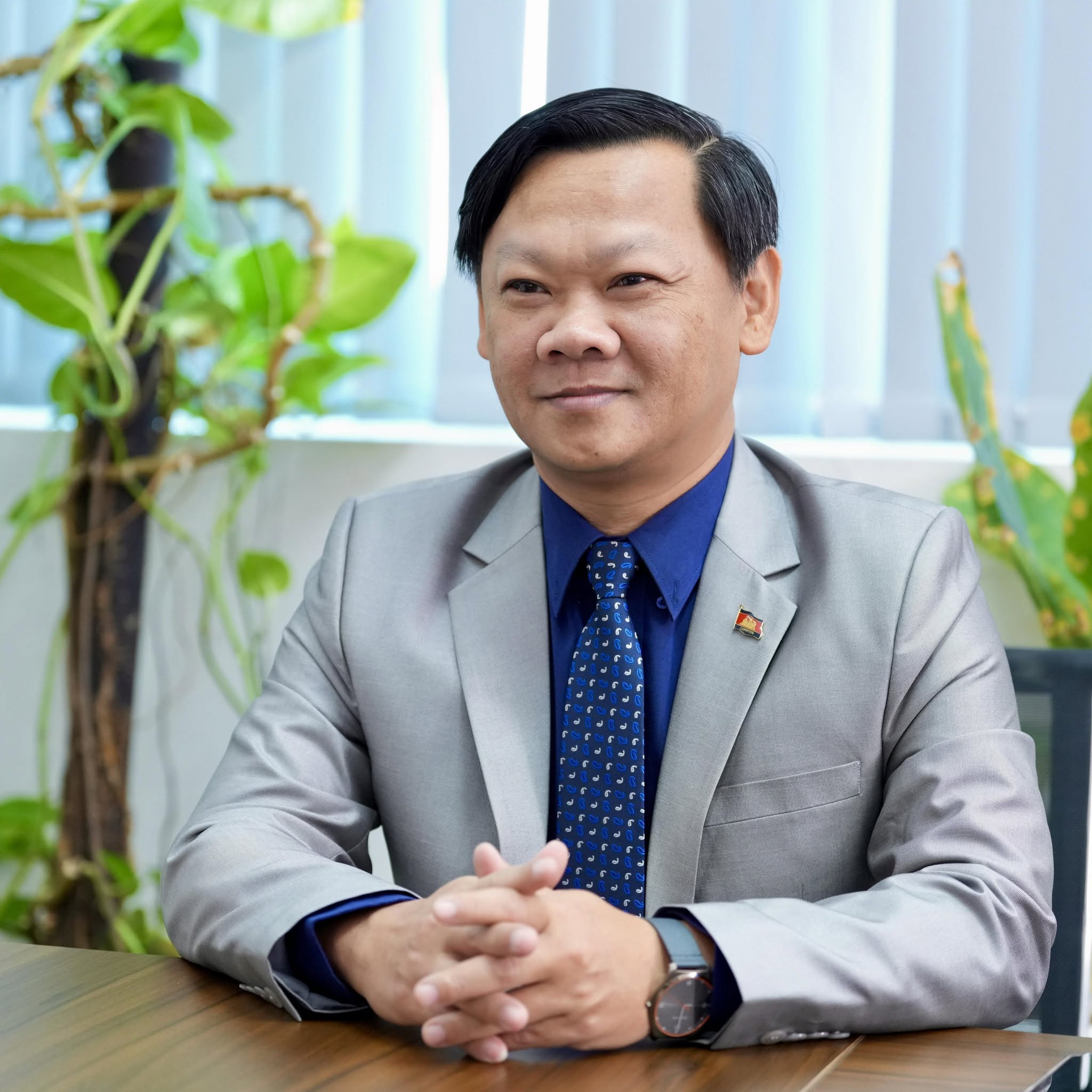 លោកបណ្ឌិត ជ័យ តិច អ្នកតាមដានស្ថានការណ៍សង្គមសេដ្ឋកិច្ច និងនយោបាយ&nbsp;&nbsp;