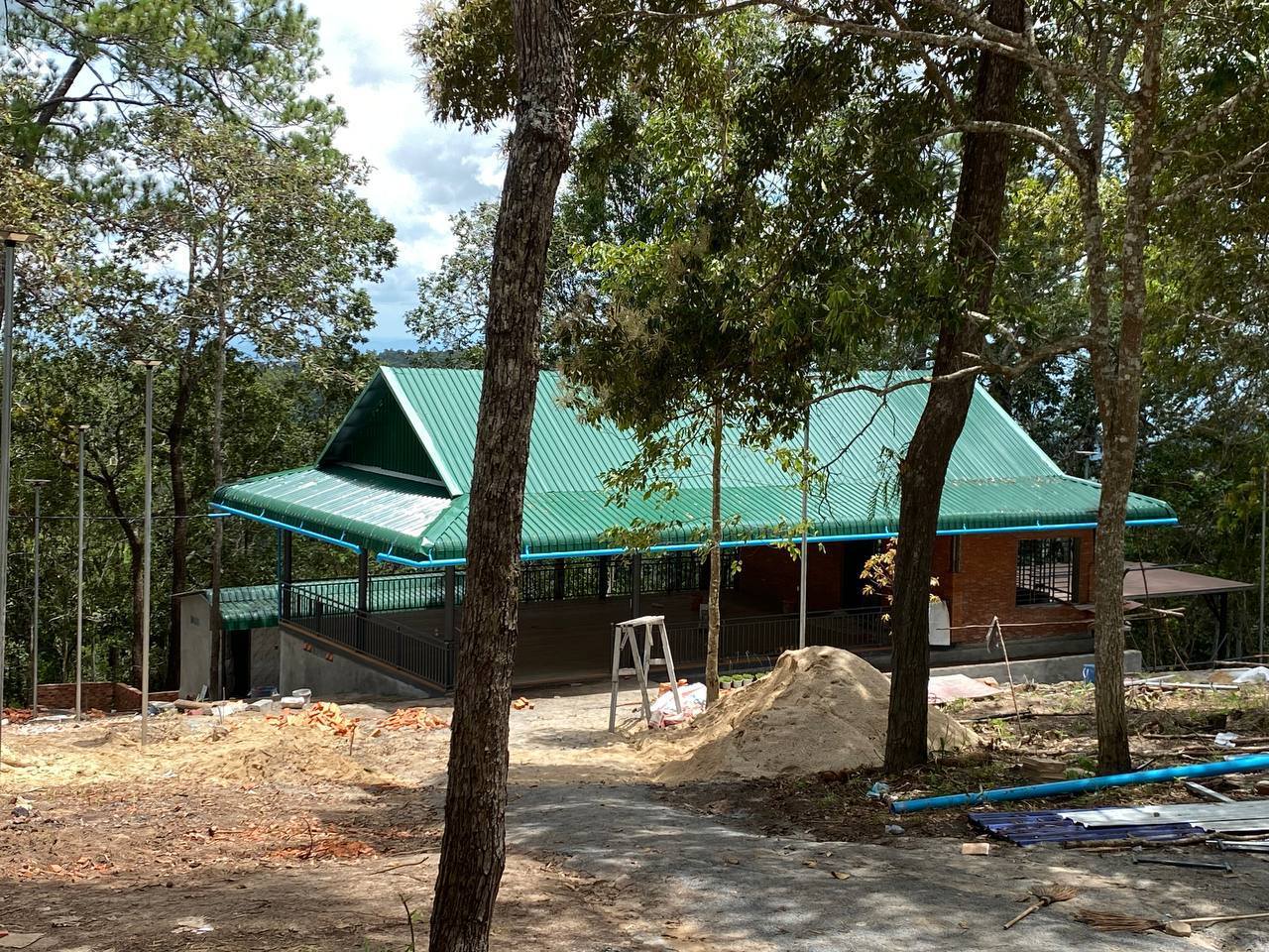 លួចទន្រ្ទានដីដោយខុសច្បាប់ ដើម្បីធ្វើផ្ទះលំហែ នៅក្នុងតំបន់ឧទ្យានជាតិព្រះសុរាម្រិត កុសមៈ «គិរីរម្យ»។ រូបភាព៖ ក្រសួងបរិស្ថាន