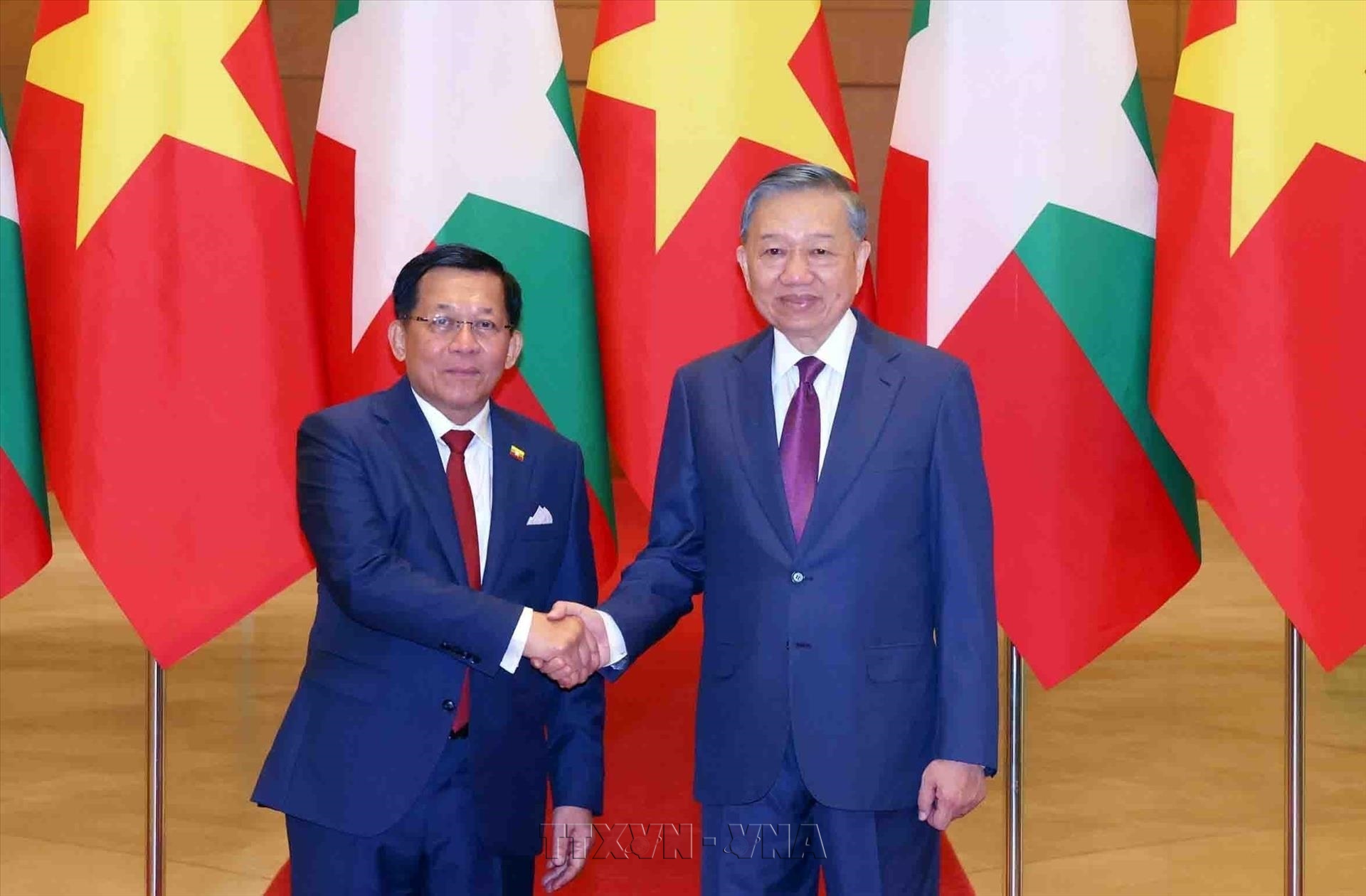 លោក មីន អ៊ុងឡាំង (ឆ្វេង) និងលោក តូ ឡឹម