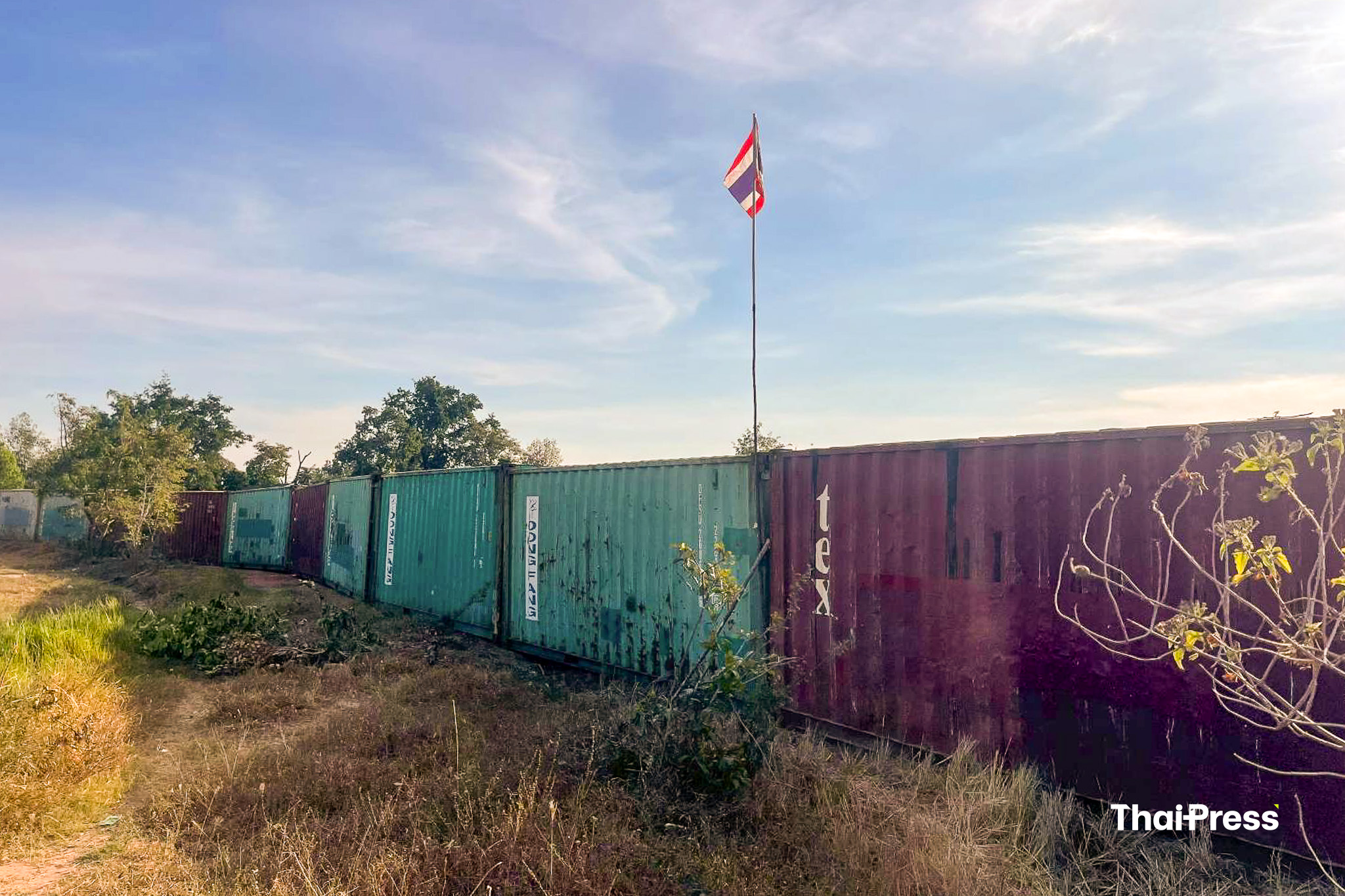 ថៃដោយទង់ជាតិ និងដាក់ទូរកុងតឺន័រព័ទ្ធយកភូមិឋានប្រជាជនស៊ីវិលកម្ពុជា (ប្រភព៖ Thai Press)