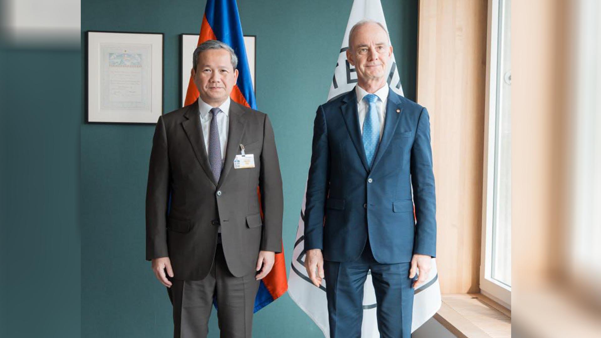 សម្តេចធិបតី ហ៊ុន ម៉ាណែត និងលោក ហ្ស៊ីល កាបូន្យេ (Gilles Carbonnier) អនុប្រធានគណៈកម្មាធិការកាកបាទក្រហមអន្តរជាតិ។