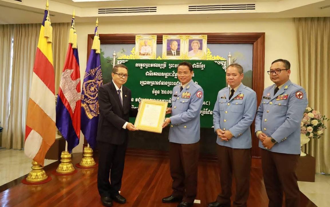 សម្តេចមហាមន្ត្រី គុយ សុផល ឧបនាយករដ្ឋមន្ត្រី រដ្ឋមន្ត្រីក្រសួងព្រះបរមរាជវាំង និង លោក ហេង រតនា ប្រតិភូរាជរដ្ឋាភិបាលទទួលបន្ទុកជាអគ្គនាយកនៃមជ្ឈមណ្ឌលសកម្មភាពកម្ចាត់មីនកម្ពុជា។
