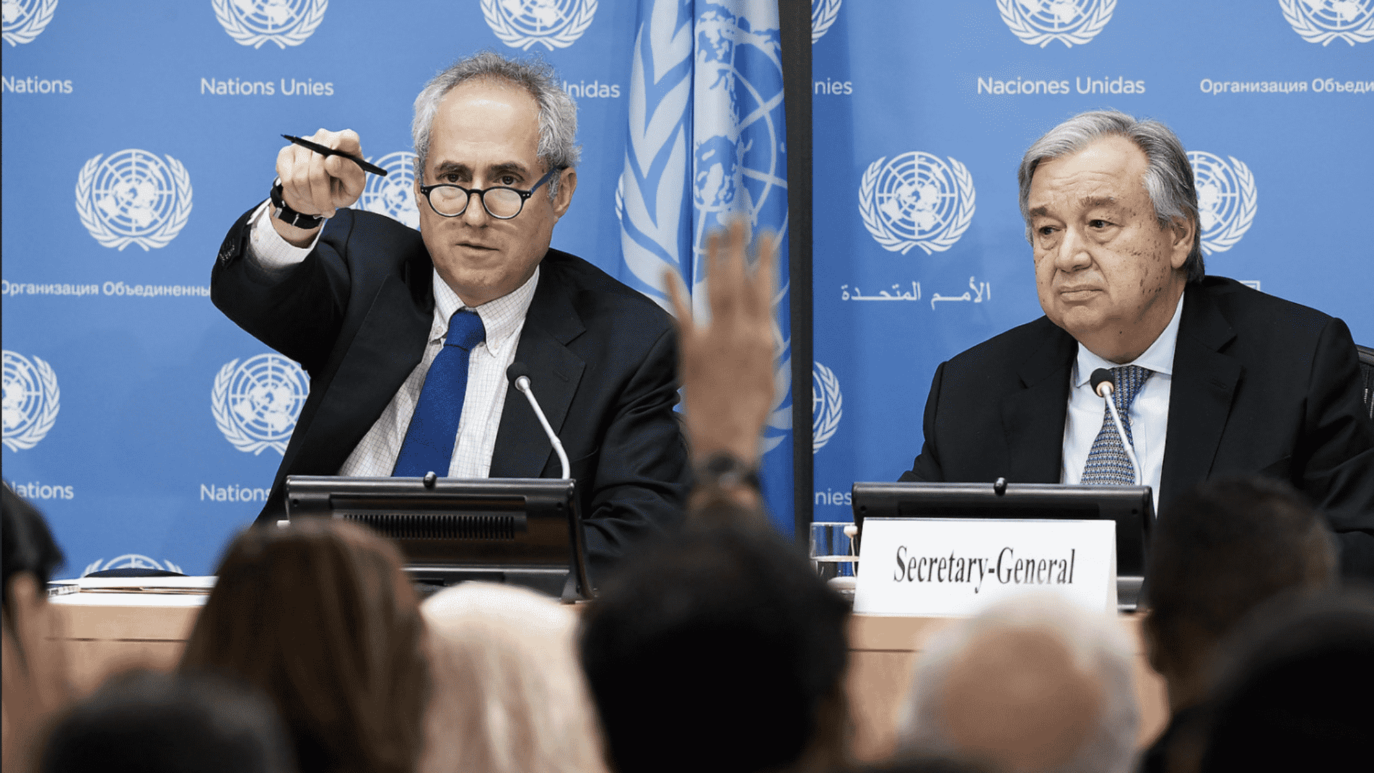 លោក&nbsp;Stephane Dujarric និង លោក&nbsp;Antonio Guterres (ស្តាំ) 
