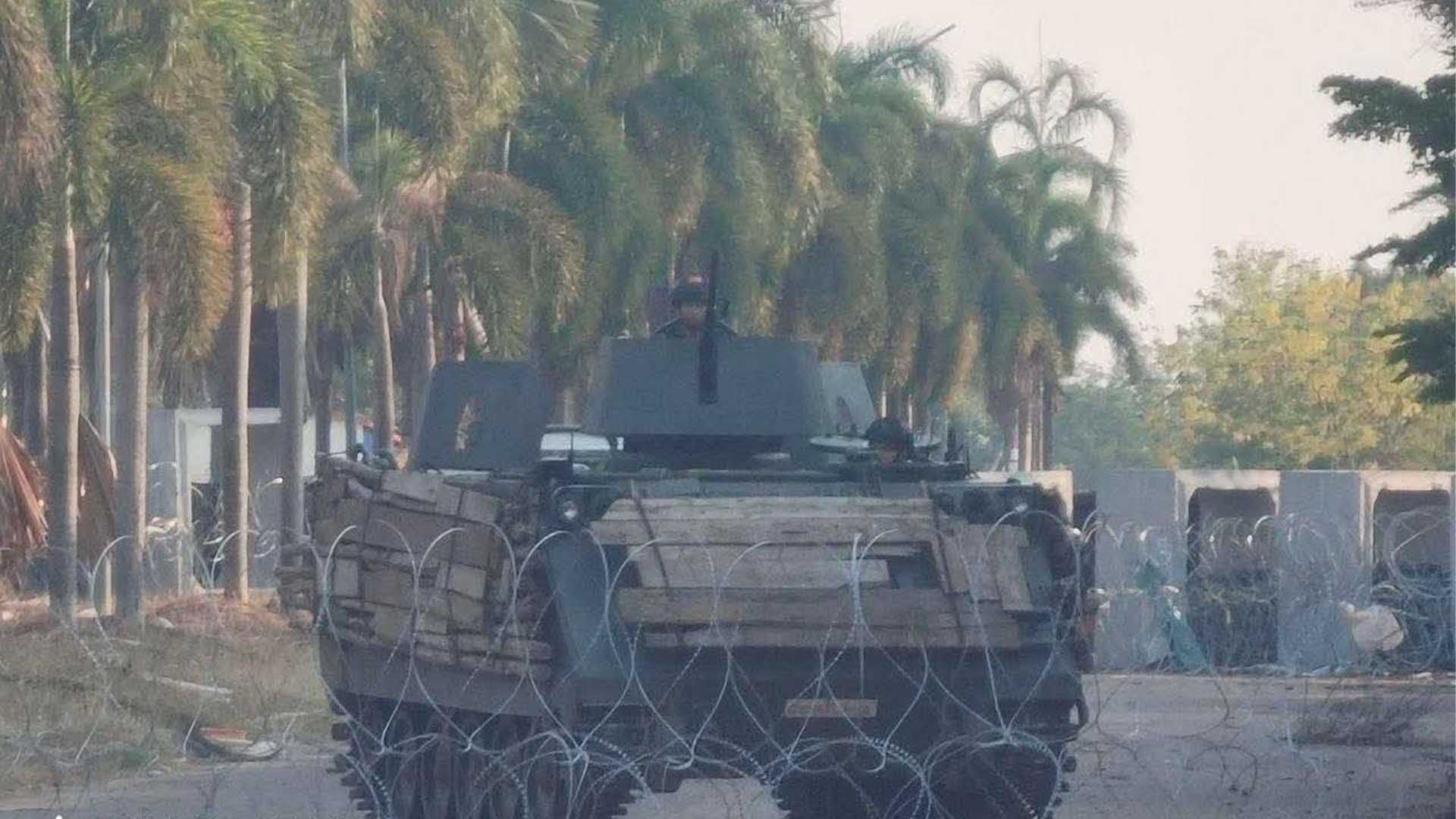 កងកម្លាំងទ័ពថៃប្រមាណ៧០នាក់ អមដោយរថពាស ដែកចំនួន២គ្រឿង ដាក់ពង្រាយនៅច្រកទ្វារអន្តរជាតិអូរស្មាច់។ រូបភាព៖ បណ្តាញសង្គម