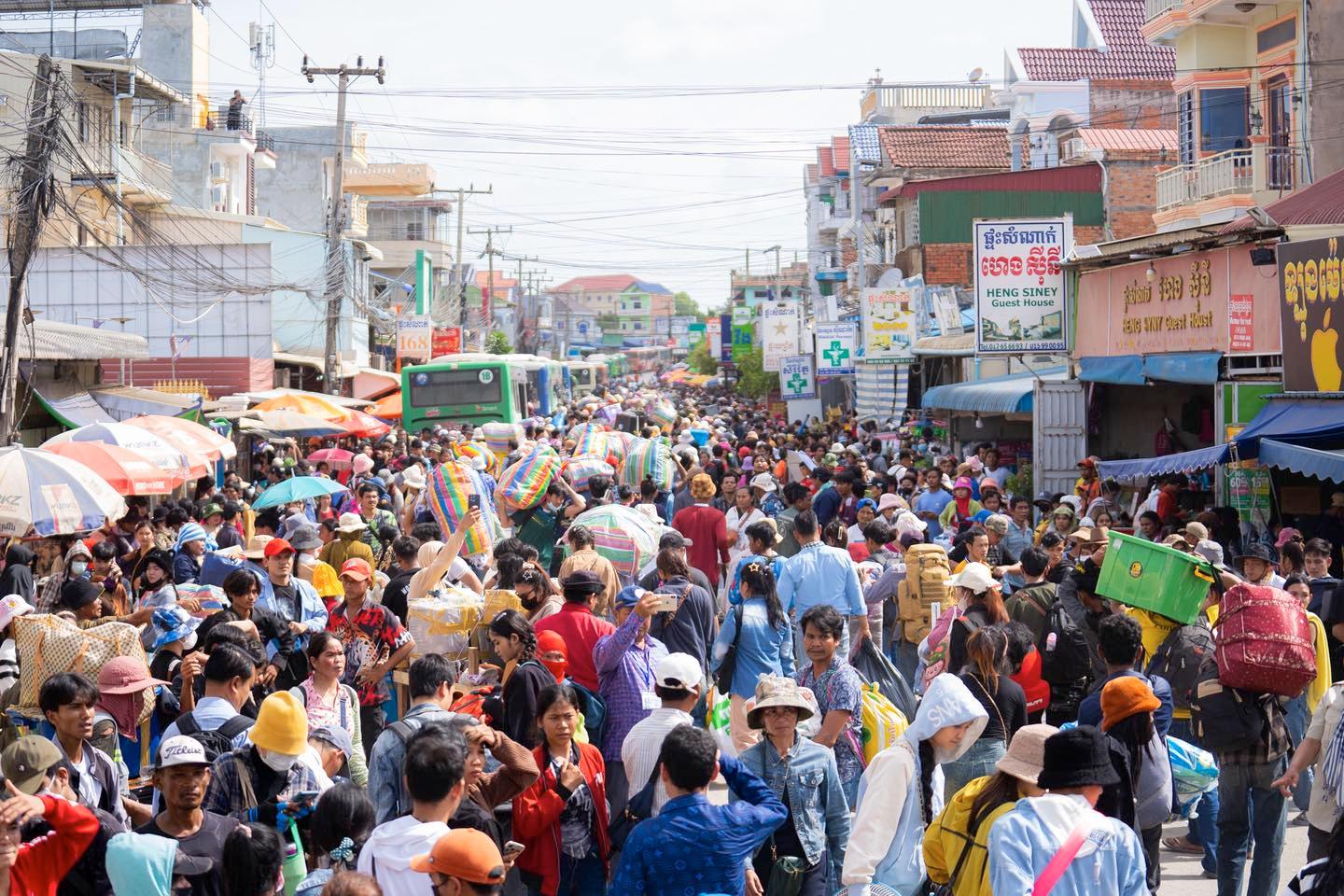 ពលរដ្ឋខ្មែរសម្រុកត្រឡប់មកពីថៃ&nbsp;