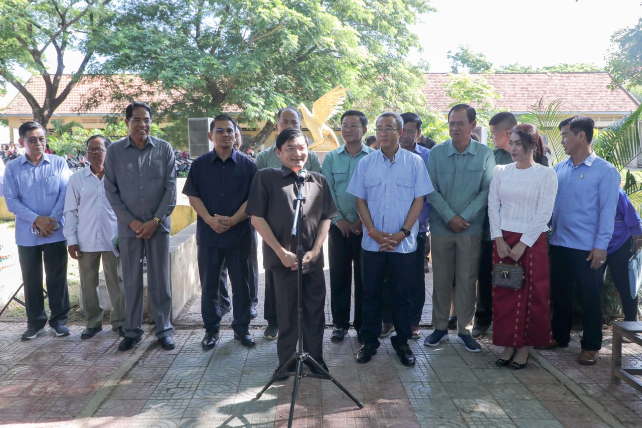 លោក ហេង សួរ រដ្ឋមន្រ្តីក្រសួងការងារ ចុះនាំយកការងារជិត១ម៉ឺនកន្លែងទៅជូនពលរដ្ឋនៅខេត្តព្រៃវែង នៅព្រឹកថ្ងៃទី៦កក្កដានេះ។