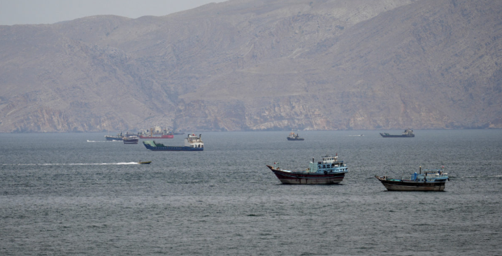 ច្រកសមុទ្ទហ័រមូស្ស ជាច្រកដ៏សំខាន់សម្រាប់ដឹកជញ្ជូនប្រេងចេញទៅកាន់ពិភពលោក។ ចាប់តាំងពីសង្គ្រាមផ្ទុះឡើង ច្រកនេះត្រូវបានបិទ។&nbsp;