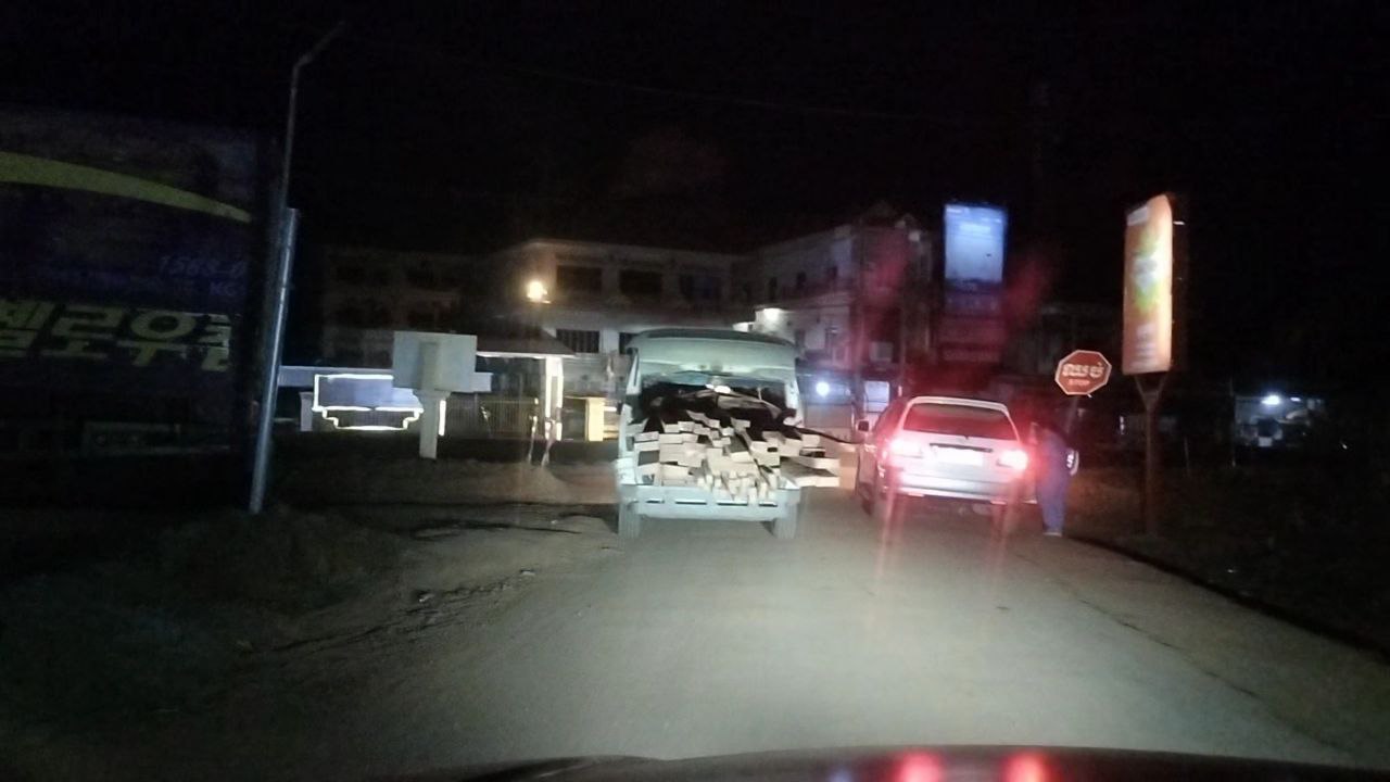 រថយន្តស៊ាំយ៉ុងដឹកឈើ បើកឆ្លងកាត់កណ្តាលក្រុងក្រចេះ រូបភាព៖ SN&nbsp;ថតយប់ថ្ងៃទី០៩ មេសា ២០២៥