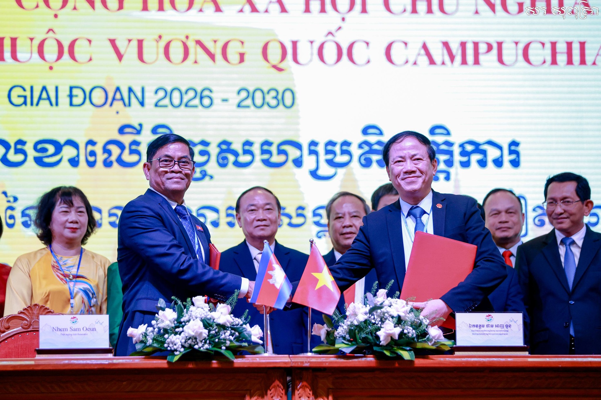 លោក ញ៉ែម សំអឿន អភិបាលខេត្តរតនគិរី និងលោក ផាម អាញទួន ប្រធានគណៈកម្មាធិការប្រជាជនខេត្តហ្សាឡាយ។