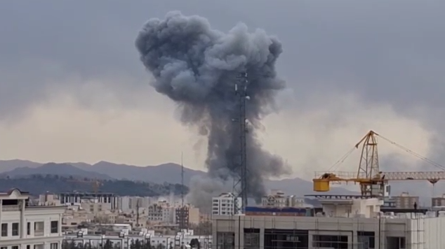 ផ្សែងហុយក្នុងប្រទេសអ៊ីរ៉ង់ បន្ទាប់ពីអាម៉េរិក-អ៊ីស្រាអែលទម្លាក់គ្រាប់លើ។