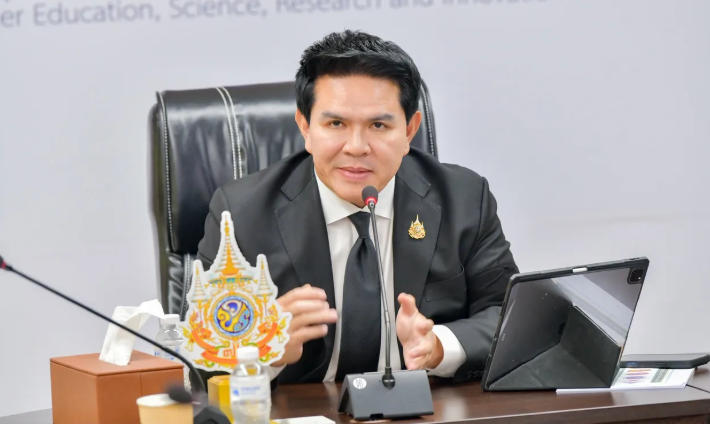 លោក Surasak