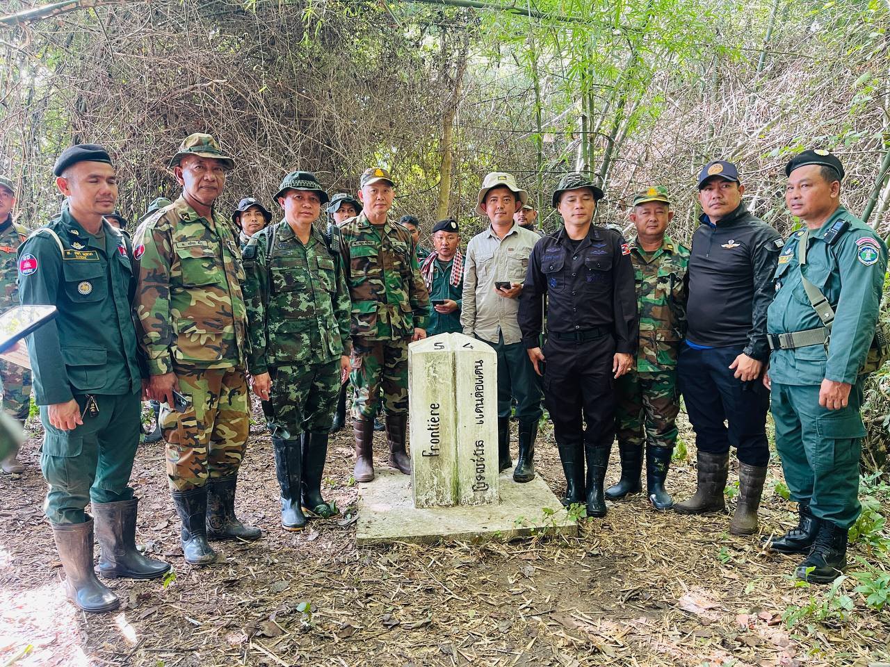 កម្ពុជា-ថៃ ចុះបោះបង្គោលបណ្ដោះអាសន្ន នៅភូមិសាស្រ្តស្រុកកំរៀង ខេត្តបាត់ដំបង កាលពីពេលកន្លងទៅ។ រូបភាព៖  អង្គភាពសារព័ត៌មាន AKP 