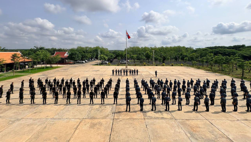 កងរាជអាវុធហត្ថគោរពទង់ជាតិ