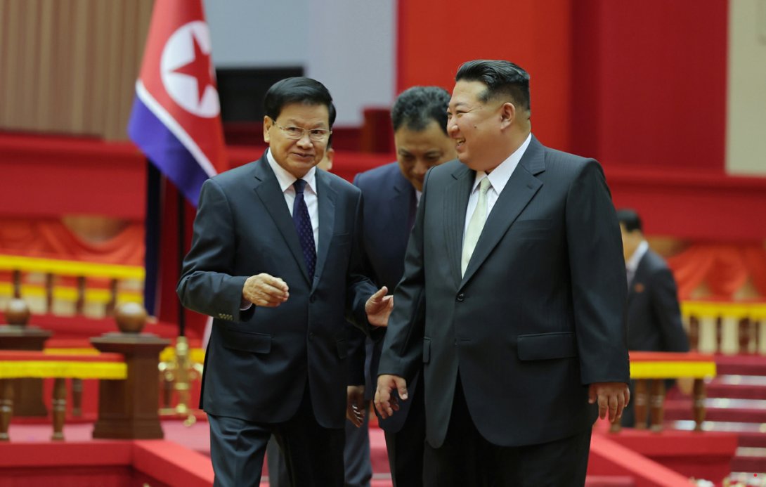 លោក ថងលូន ស៊ីសូលីត (ឆ្វេង) និងលោក គីម ជុងអ៊ុន