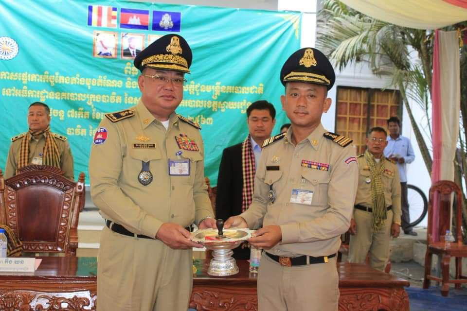 លោកវរៈសេនីយ៍ទោ អែម សុវណ្ណារិទ្ធ (រូបខាងស្តាំ)&nbsp;