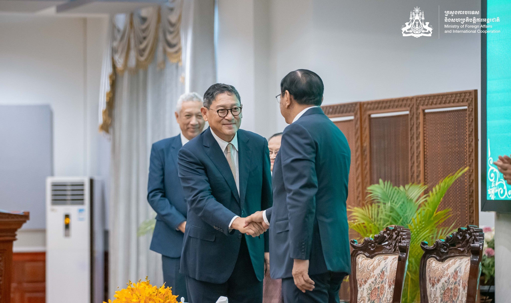 លោក សុខ ចិន្តាសោភា ស្ថិតក្នុងពិធីចូលកាន់តំណែងជារដ្ឋមន្រ្តីការបរទេស កាលពីខែសីហា ឆ្នាំ២០២៣។ អ្នកចាប់ដៃជាមួយលោក សុខ ចិន្តាសោភា គឺលោក ប្រាក់ សុខុន ពេលចូលរួមក្នុងពិធីផ្ទេរតំណែងរដ្ឋមន្រ្តីការបរទេស ជូនលោក សុខ ចិន្តាសោភា។