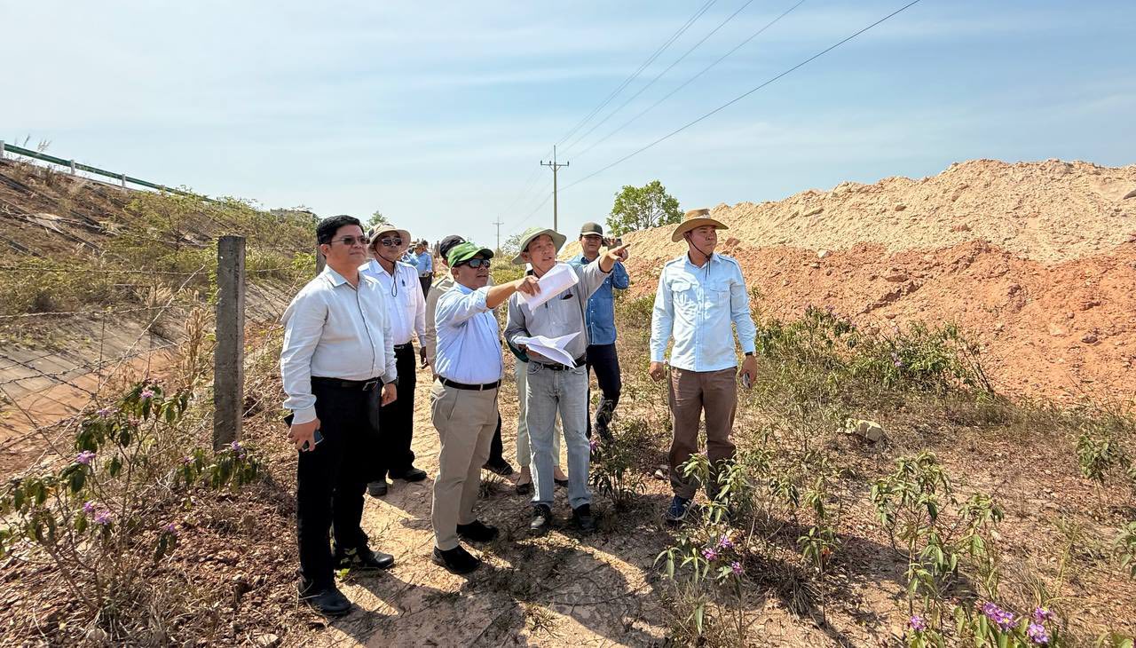 លោក ឡុង ឌីម៉ង់ និងមន្រ្តីពាក់ព័ន្ធ ក្នុងពេលចុះពិនិត្យគម្រោងវិនិយោគបង្កើតតំបន់សេដ្ឋកិច្ចពិសេសថ្មី <br />