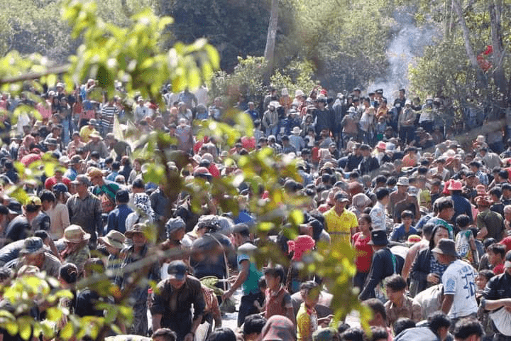 ប្រជាពលរដ្ឋកំពុងចាប់ត្រី នៅបរិវេណបឹងក្រម ឬបឹងត្រពាំងក្រម ស្ថិតនៅភូមិសាទុំ ឃុំជាំក្រវៀន ស្រុកមេមត់ ខេត្តត្បូងឃ្មុំ។