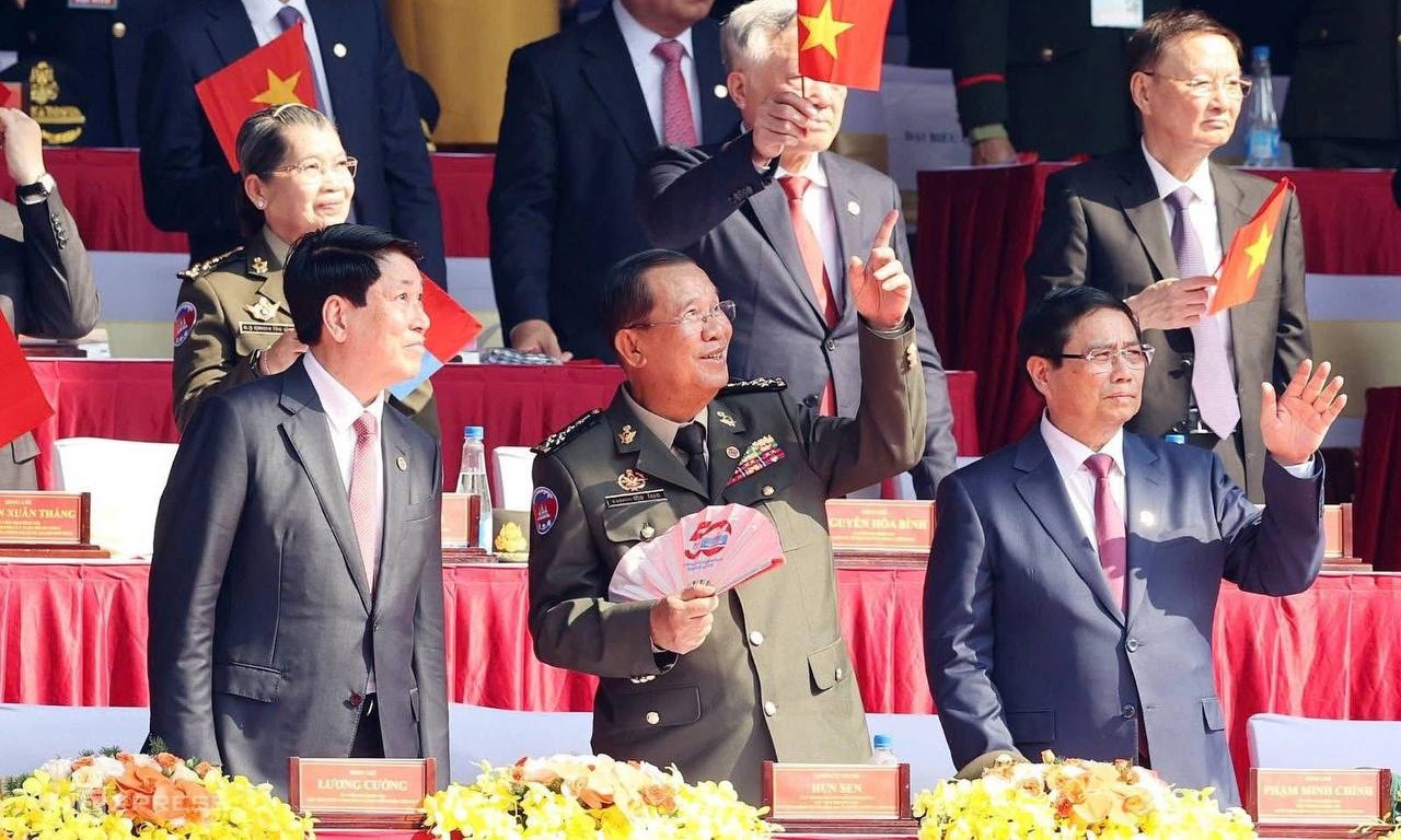 ជួរខាងមុខ លោក លួង គឿង ប្រធានាធិបតីវៀតណាម, សម្តេច ហ៊ុន សែន ប្រធានព្រឹទ្ធសភាកម្ពុជា, និងលោក ផាម មិញជីញ នាយករដ្ឋមន្រ្តីវៀតណាម។ ខាងក្រោយ គឺសម្តេច ម៉ែន សំអន។