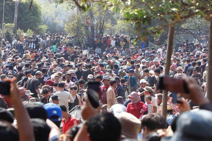 ប្រជាពលរដ្ឋកំពុងចាប់ត្រី នៅបរិវេណបឹងក្រម ឬបឹងត្រពាំងក្រម ស្ថិតនៅភូមិសាទុំ ឃុំជាំក្រវៀន ស្រុកមេមត់ ខេត្តត្បូងឃ្មុំ។