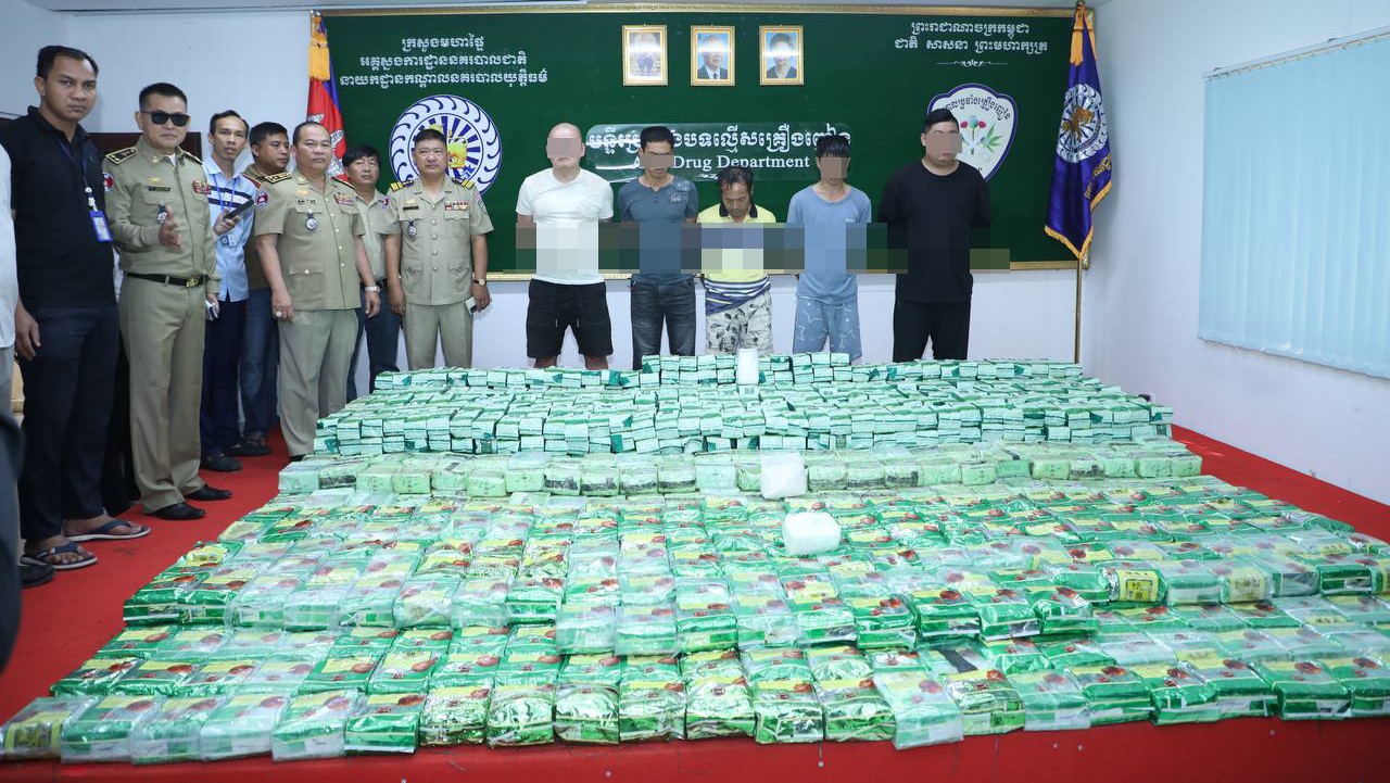 គ្រឿងញៀន និងជនល្មើស ដែលអាជ្ញាធរកម្ពុជាចាប់បានកាលពីដើមឆ្នាំ២០២៤ (រូបពីមន្ទីរប្រឆាំងគ្រឿងញៀន)&nbsp;