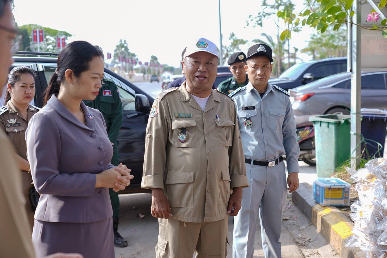 លោកស្រី ឈី វ៉ា&nbsp;អភិបាល នៃគណៈអភិបាលខេត្តកោះកុង និងមន្រ្តីពាក់ព័ន្ធ។ រូបភាព៖ រដ្ឋបាលខេត្តកោះកុង