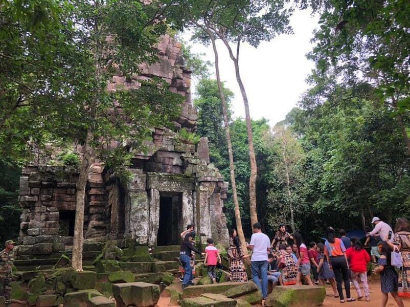 <b>រូបភាពភ្ញៀវទេសចរទៅទស្សនា«ប្រាសាទតាក្របី»។</b>
