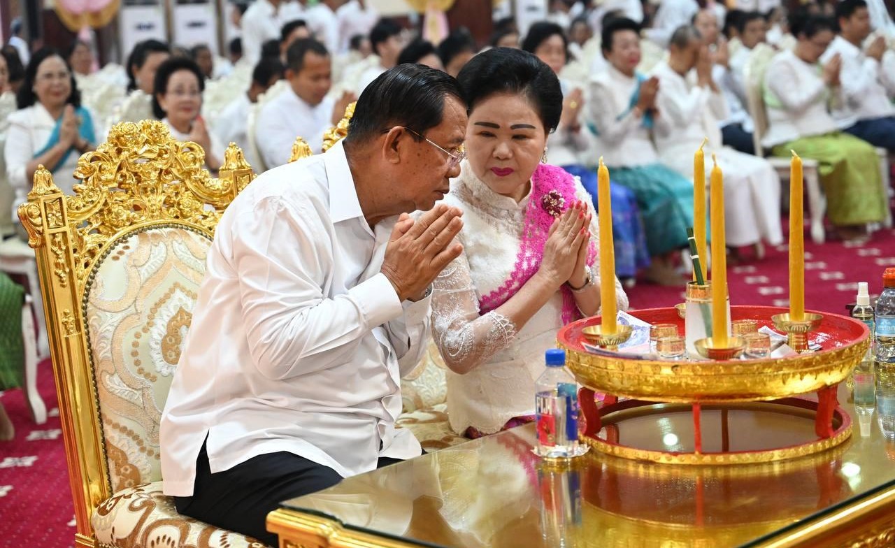 សម្តេច ហ៊ុន សែន និងសម្តេច ប៊ុន រ៉ានី ពេលចូលរួមកាន់បិណ្ឌ នៅវត្តចំពុះក្អែក រាជធានីភ្នំពេញ នៅដើមខែតុលា ឆ្នាំ២០២៤។ រូបពីគេហទំព័រ CPP