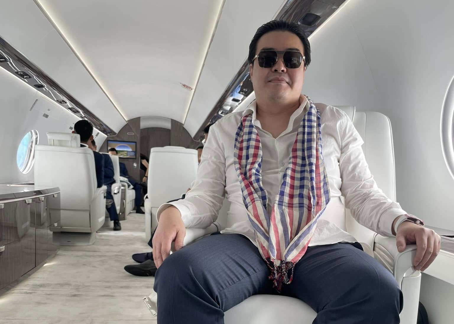 លោក ហេង សិទ្ធី ស្ថិតលើយន្តហោះកន្លងមក