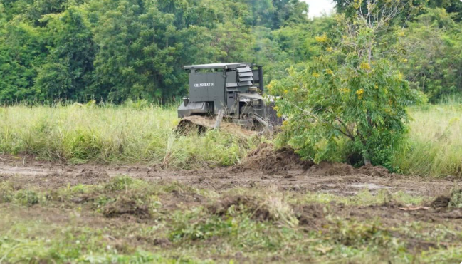 កងកម្លាំងថៃ ប្រើគ្រឿងចក្រឈូសឆាយដីនៅភូមិព្រៃចាន់។