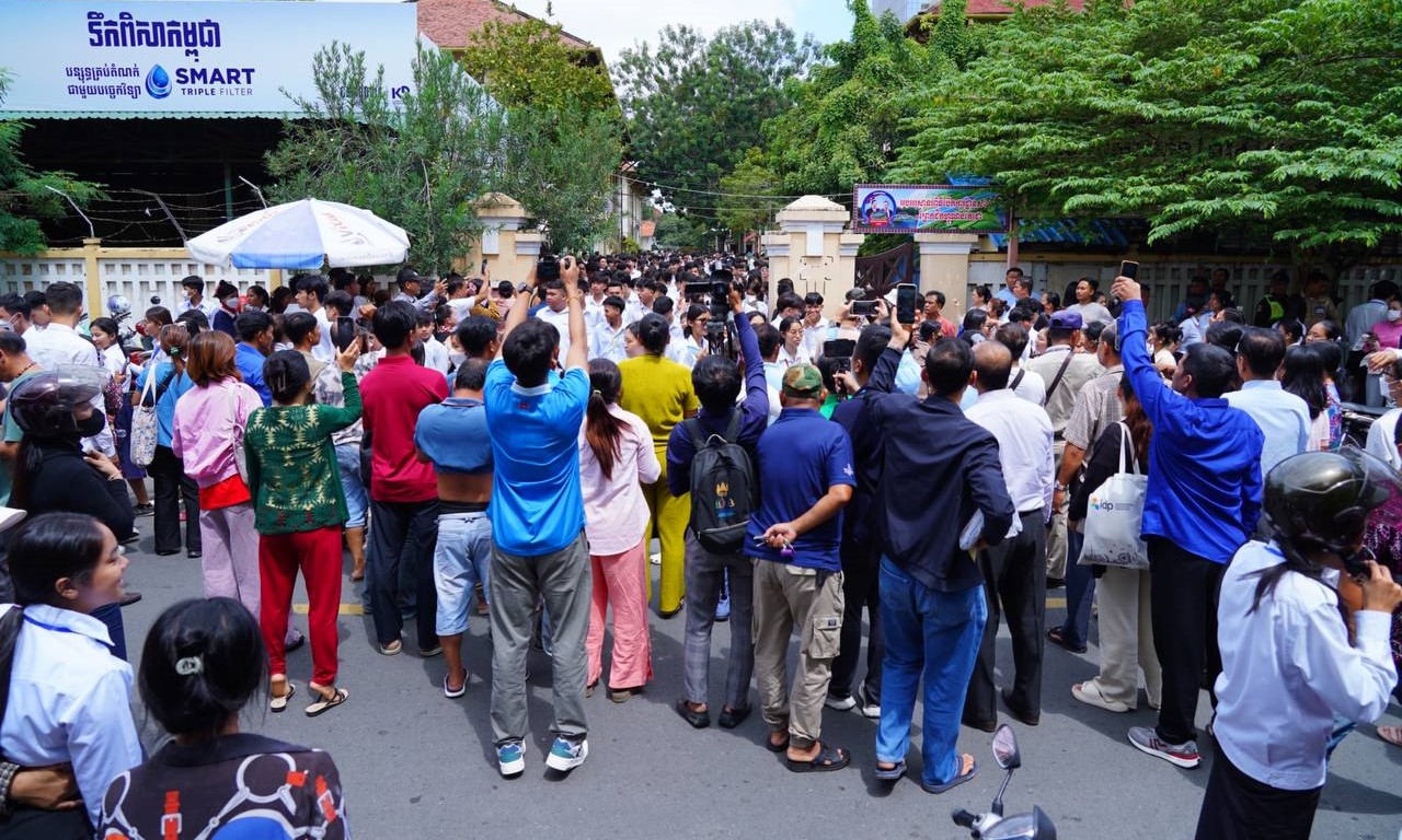 ឪពុកម្តាយ បងប្អូនសាច់ញាតិ ទៅលើកទឹកចិត្តបេក្ខជនប្រឡងបាក់ឌុប នៅមណ្ឌលប្រឡងវិទ្យាល័យព្រះស៊ីសុវត្ថិ (រាជធានីភ្នំពេញ)។&nbsp;