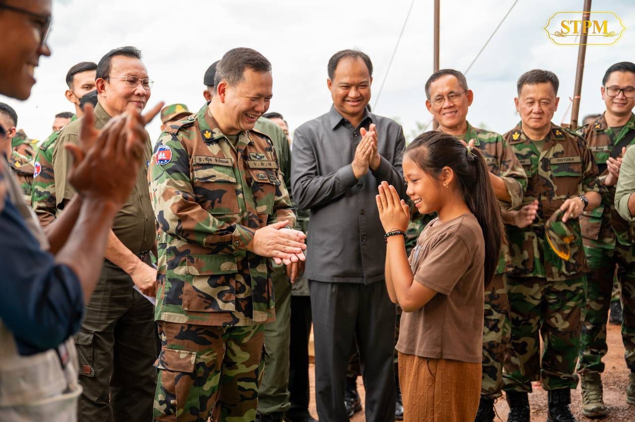 សម្តេចនាយករដ្ឋមន្ត្រី ហ៊ុន ម៉ាណែត ចុះសួរសុខទុក្ខពលរដ្ឋទាំង១២៨២គ្រួសារដោយផ្ទាល់នៅទីតាំង«វត្តពោធិ៍៥០០០ដើម»។
