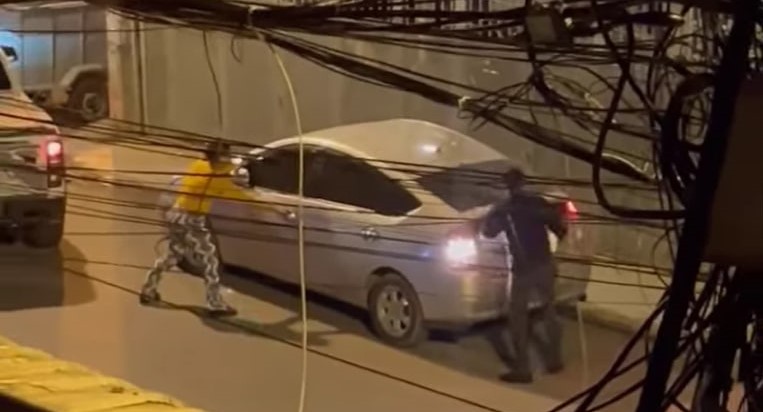 ស្រ្តីឈ្មោះ ជា រីដា និងបុរសឈ្មោះ លាប ចត្រា ពេលវ៉ៃឡានរបស់ស្រ្តីឈ្មោះ ចាប ចិន្តា ពេលយប់