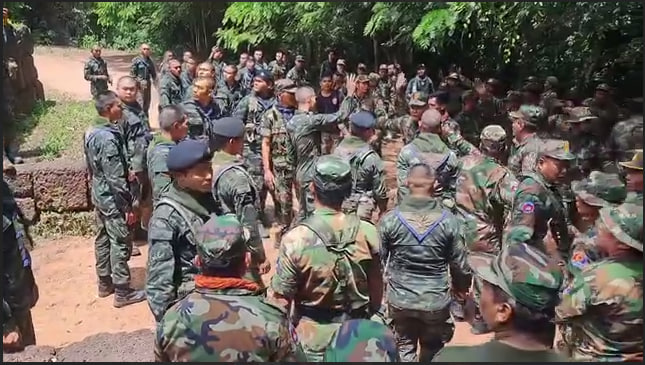 ទាហានខ្មែរ និងទាហានថៃ នៅប្រាសាទតាមាន់ធំ