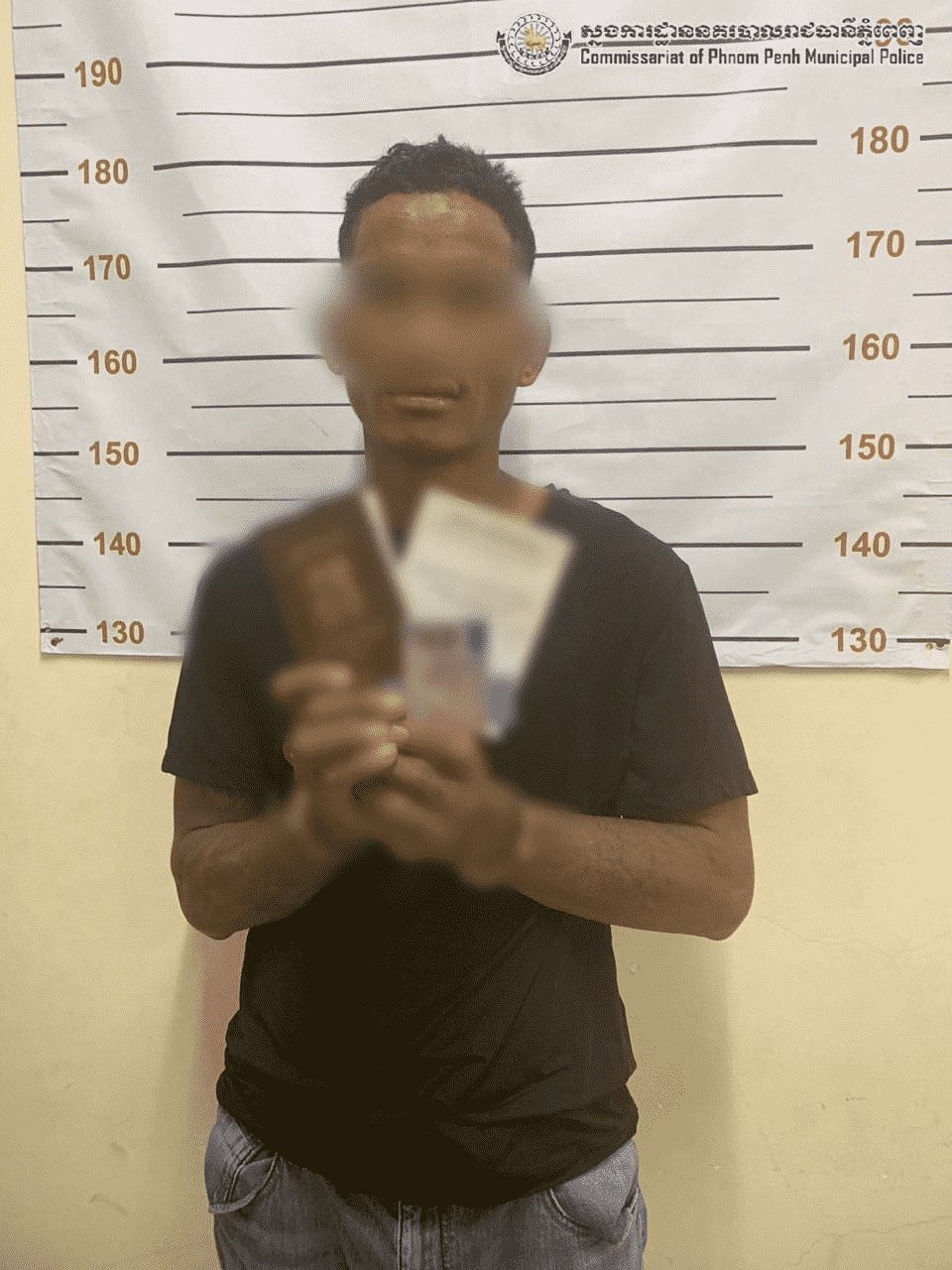 ជនសង្ស័យដែលឃាត់ខ្លួនបានឈ្មោះ ខុំ ចាន់ ក្រោយធ្វើសកម្មភាពប្រើឡាមវះយកកាបូបជនបរទេស។ ប្រភព៖ ស្នងការដ្ឋាននគរបាលរាជធានីភ្នំពេញ