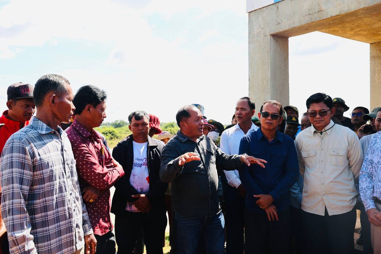 លោក អ៊ុង វុទ្ធី អភិបាលរងខេត្តកំពង់ធំ (រូបភាពលើដៃ) និងមន្រ្តីពាក់ព័ន្ធ