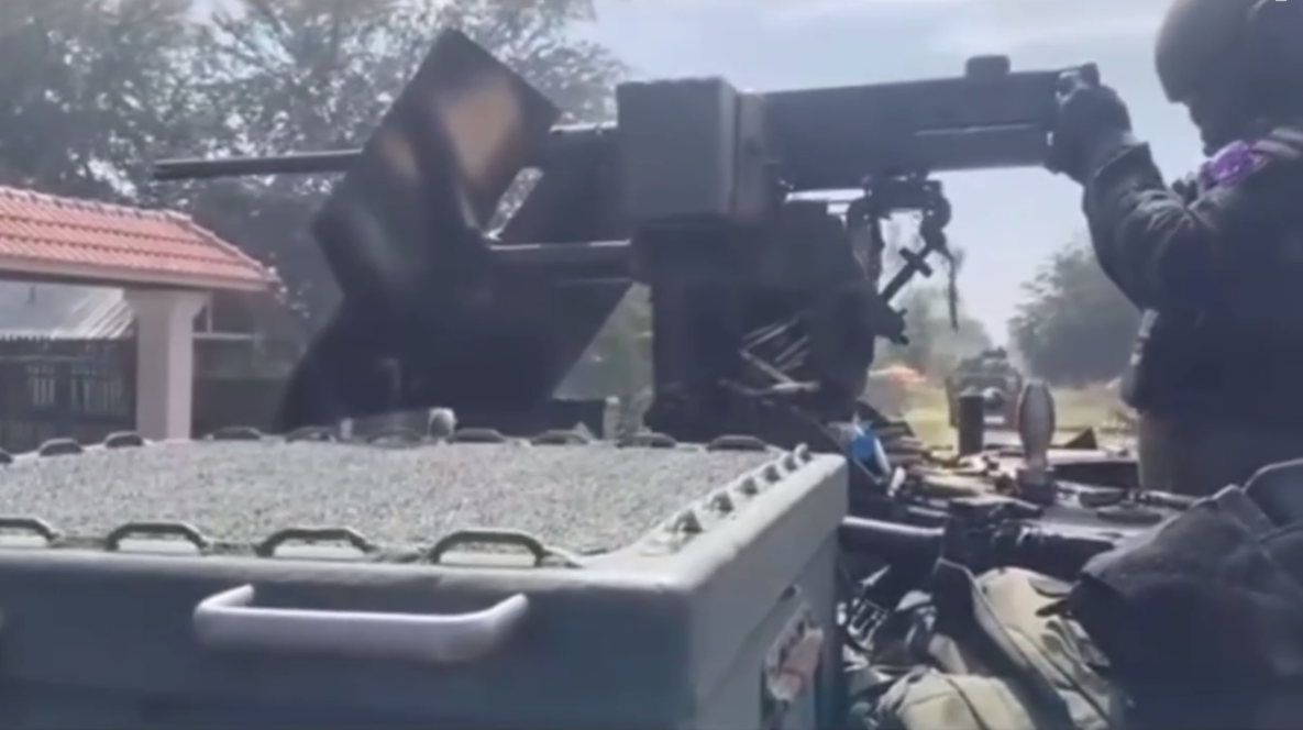 យោធាឈ្លានពានថៃ បើកំាភ្លើងធំលើរថពាសដែកបាញ់កម្ទេចផ្ទះពលរដ្ឋកម្ពុជា និងអគារផ្សេងៗ។