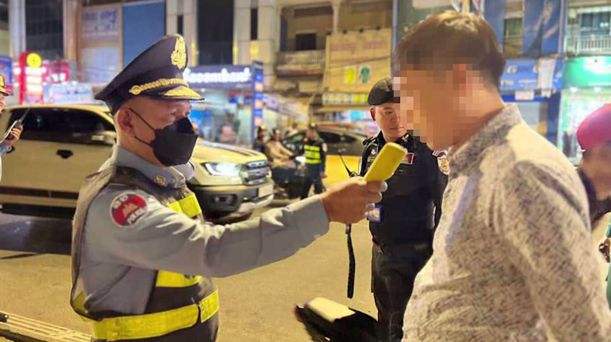 មន្រ្តីប៉ូលិសចរាចរណ៍ វាស់ជាតិអាកុលអ្នកបើកបរពេលយប់