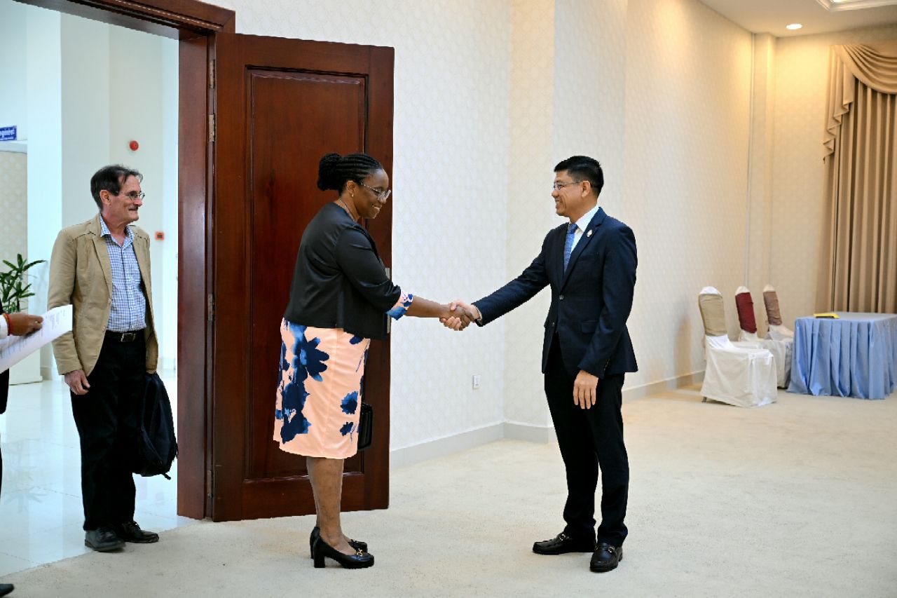 លោកស្រីឯកអគ្គរដ្ឋទូតគុយបា មីឡេណា ការីដាដ ហ្សាល់ឌីវ៉ា ប៉េដ្រា (Milena Caridad Zaldívar Piedra) និង&nbsp;លោកវេជ្ជបណ្ឌិត ង៉ូវ កាង