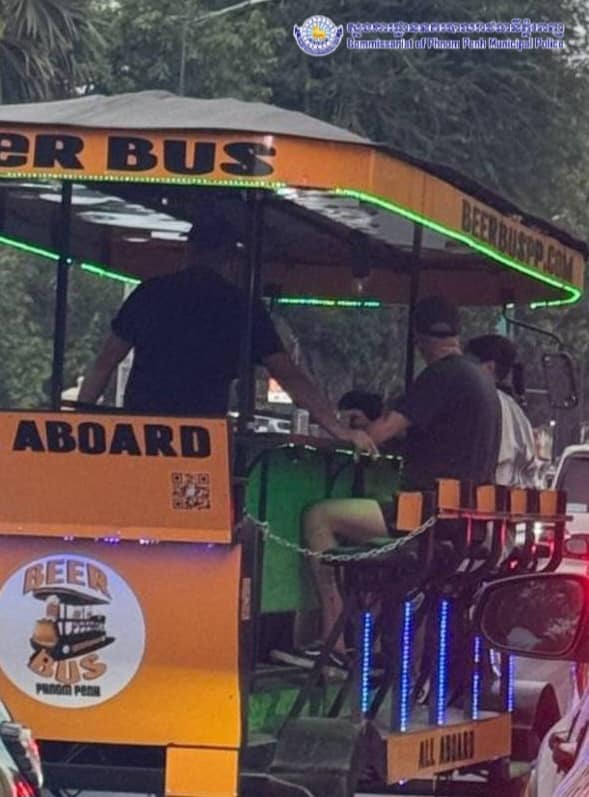 ភ្ញៀវទេសចរអង្គុយលើរថយន្តកែច្នៃអគ្គិសនីនៅតាមដងផ្លូវសាធារណៈ។