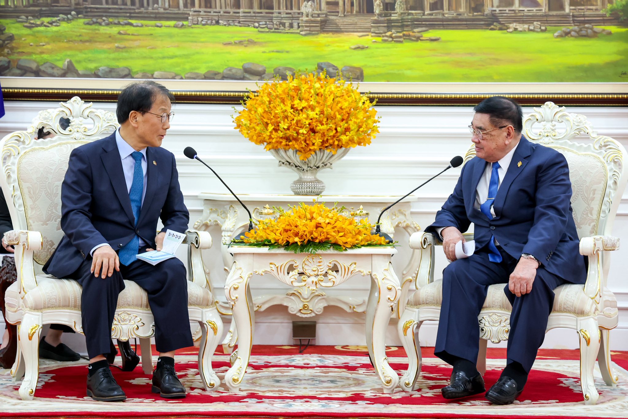 លោក ជាម យៀប អនុប្រធានទី១ នៃរដ្ឋសភា និង លោក យ៉ូន ហូដុក (Yoon Hu-Duk) ប្រធានក្រុមមិត្តភាពសភាកូរ៉េ-កម្ពុជា។ រូបភាព៖ រដ្ឋសភា